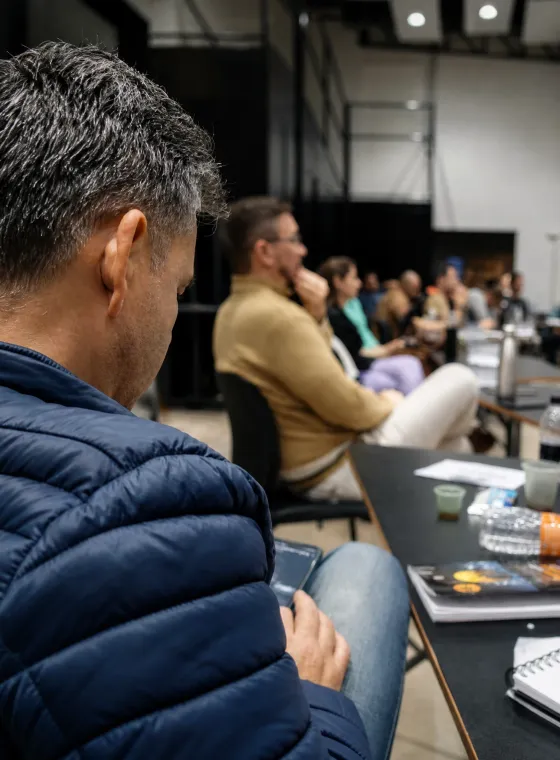 Participantes anotando durante a aula
